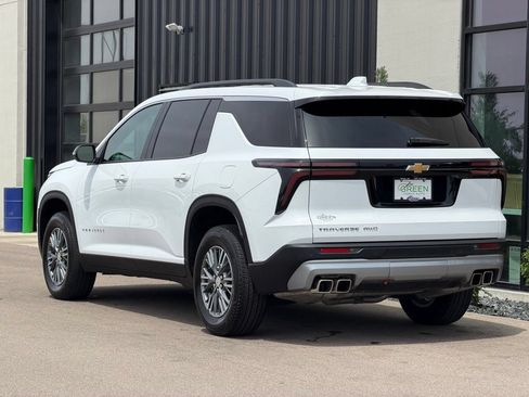 Used 2025 Chevrolet Traverse LT AWD/4WD image 3