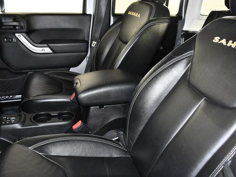 Used 2013 Jeep Wrangler Unlimited Sahara w/ Connectivity Group AWD/4WD image 36