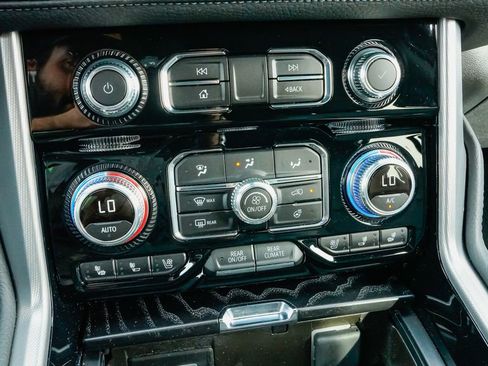 Used 2024 GMC Yukon Denali w/ Advanced Technology Package image 23