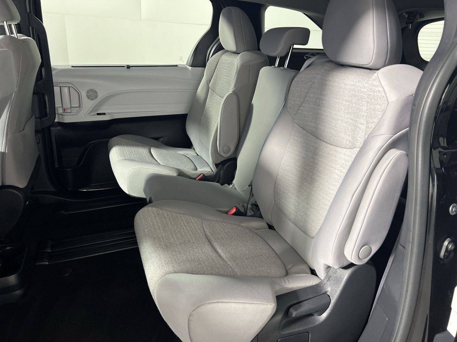 Used 2025 Toyota Sienna LE FWD image 25