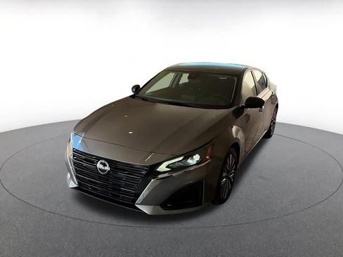 Used 2025 Nissan Altima 2.5 SV FWD image 7