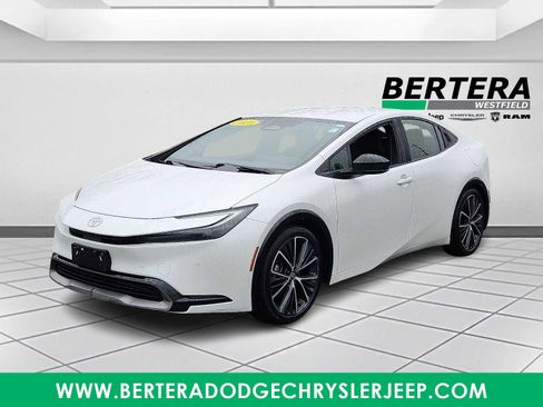 Used 2023 Toyota Prius XLE image 3