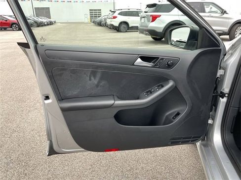 Used 2016 Volkswagen Jetta S image 9