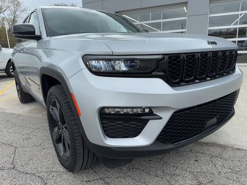 Used 2024 Jeep Grand Cherokee Limited w/ Black Appearance Package image 13