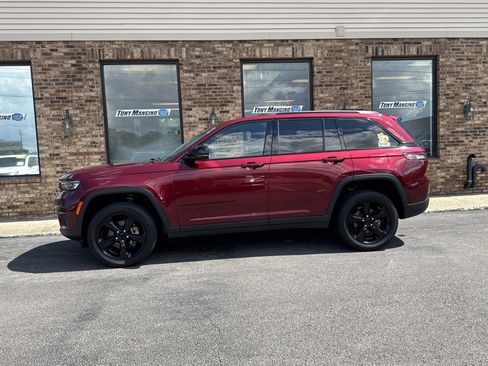 Used 2023 Jeep Grand Cherokee Altitude AWD/4WD image 2