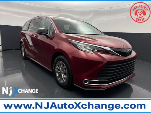 Used 2023 Toyota Sienna XLE image 1