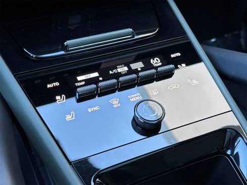 Used 2025 Porsche Cayenne image 22