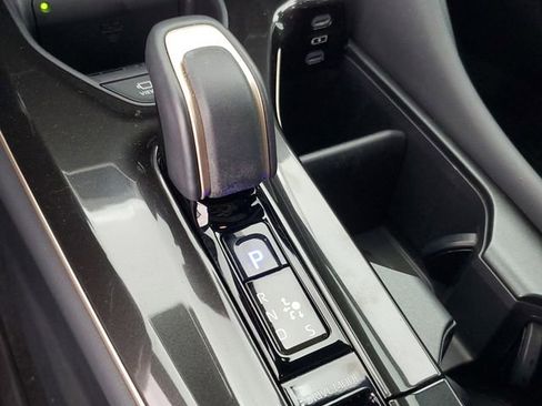 Used 2025 Toyota Crown Signia w/ Advanced Technology Package image 31