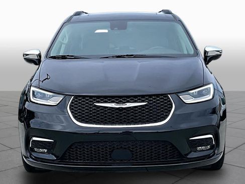 Used 2023 Chrysler Pacifica Limited FWD image 4