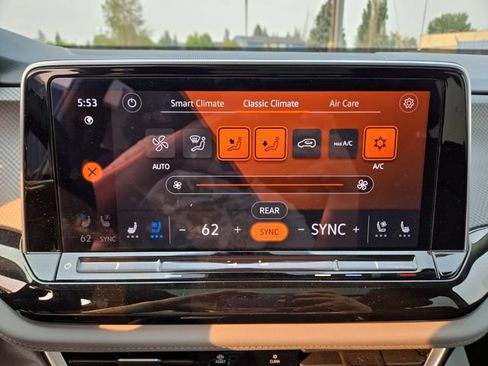 Used 2025 Volkswagen Atlas Peak Edition SE AWD/4WD image 23