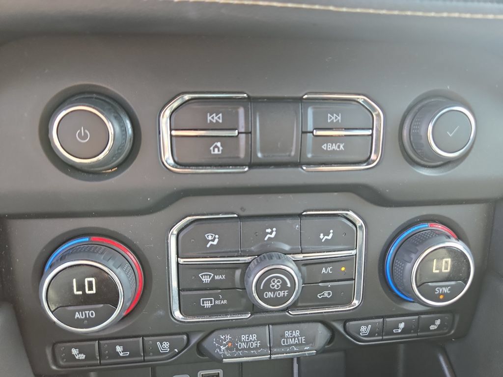 Used 2024 Chevrolet Tahoe Premier AWD/4WD image 29