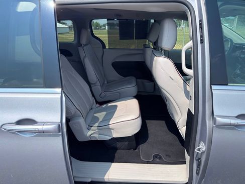 Used 2017 Chrysler Pacifica Limited w/ Advanced Safetytec Group FWD image 34