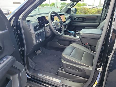 Used 2025 Chevrolet Suburban Premier AWD/4WD image 17