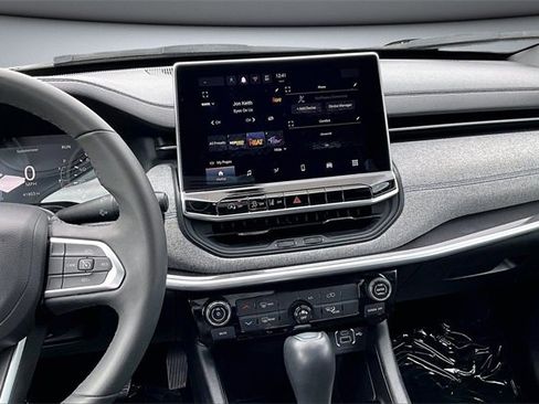 Used 2024 Jeep Compass Latitude image 9