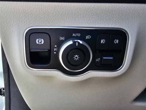 Used 2025 Mercedes-Benz GLB 250 image 14