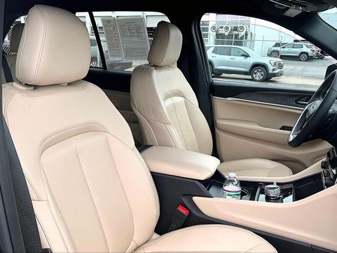 Used 2025 Jeep Grand Cherokee Limited AWD/4WD image 7