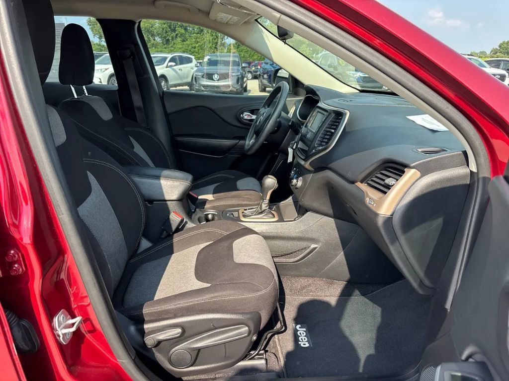 Used 2016 Jeep Cherokee Sport FWD image 23