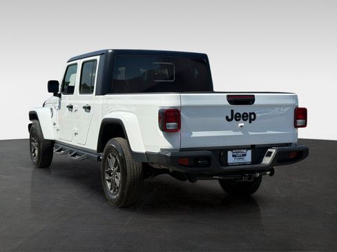 Used 2025 Jeep Gladiator Sport AWD/4WD image 7