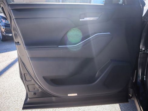 Used 2024 Toyota Highlander XSE image 18