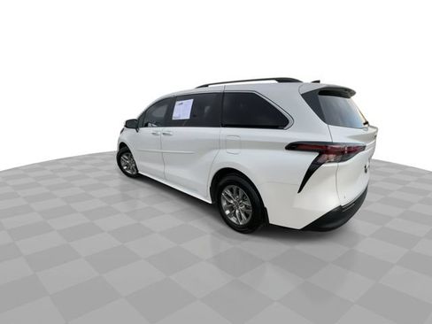 Used 2025 Toyota Sienna XLE AWD/4WD image 6