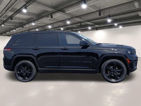Used 2024 Jeep Grand Cherokee Altitude AWD/4WD image 17