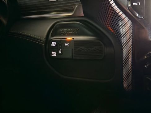 Used 2020 RAM 2500 Limited w/ Black Appearance Package AWD/4WD image 26