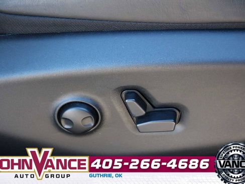 Used 2025 Chrysler Pacifica Limited image 22