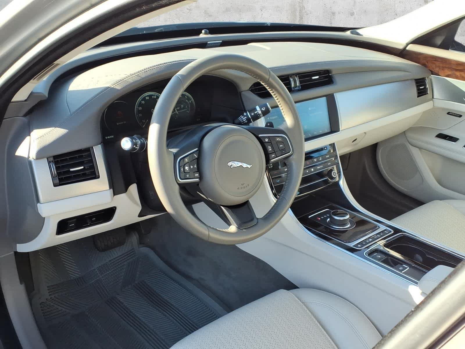 Used 2017 Jaguar XF Prestige RWD image 5