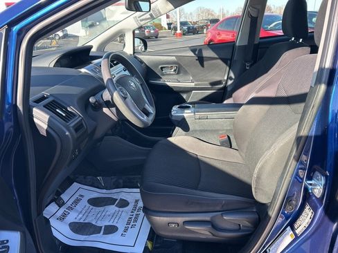 Used 2017 Toyota Prius V Three image 2