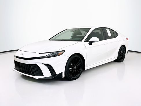 Used 2025 Toyota Camry SE FWD image 3