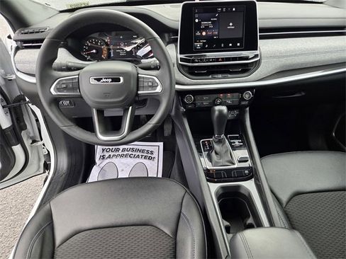 Used 2025 Jeep Compass Latitude image 29