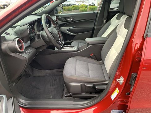 Used 2025 Chevrolet Trax RS w/ Sunroof Package image 10