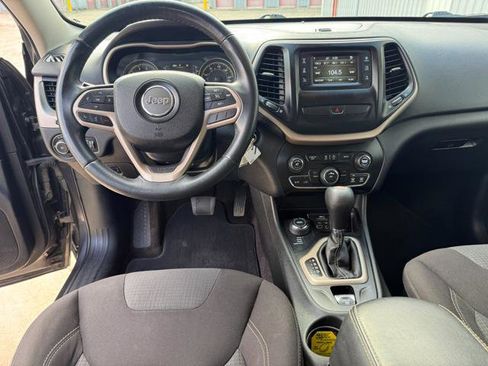 Used 2017 Jeep Cherokee Latitude AWD/4WD image 11