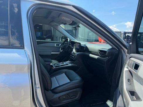 Used 2024 Ford Explorer XLT w/ Equipment Group 202A AWD/4WD image 5
