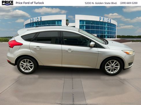 Used 2017 Ford Focus SE image 4
