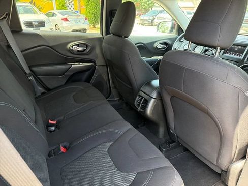 Used 2021 Jeep Cherokee Latitude FWD image 27