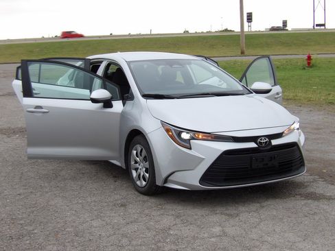 Used 2025 Toyota Corolla LE FWD image 26