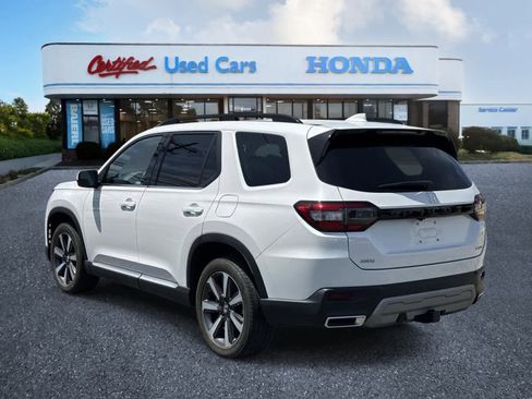 Used 2024 Honda Pilot Touring image 3