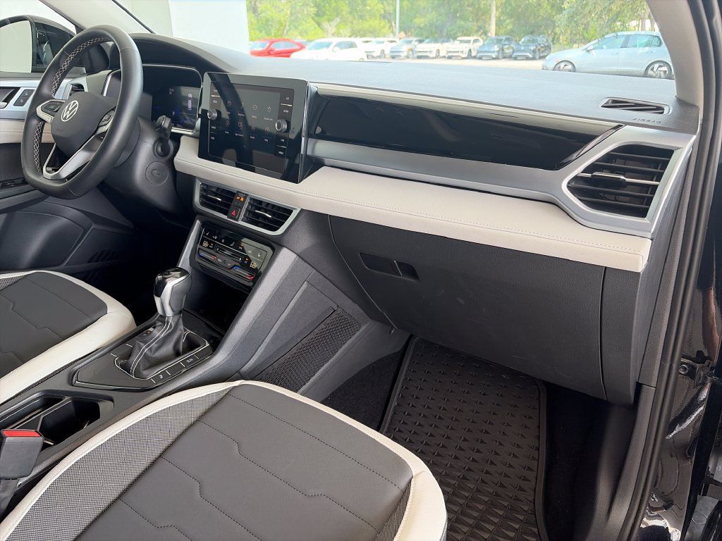 Certified 2025 Volkswagen Taos SE FWD image 30