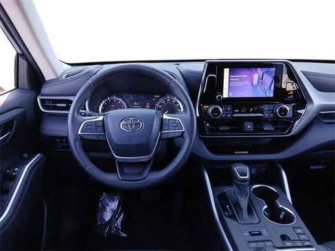 Certified 2023 Toyota Highlander XLE image 16