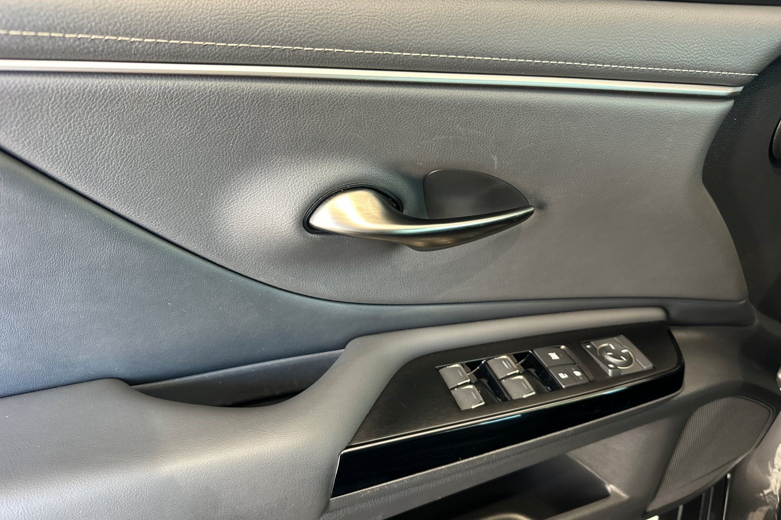 Used 2024 Lexus ES 350 w/ Accessory Package (Z1) FWD image 12