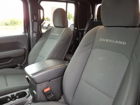 Certified 2020 Jeep Gladiator Overland AWD/4WD image 9