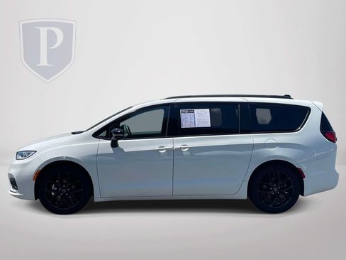 Used 2025 Chrysler Pacifica Limited FWD image 5