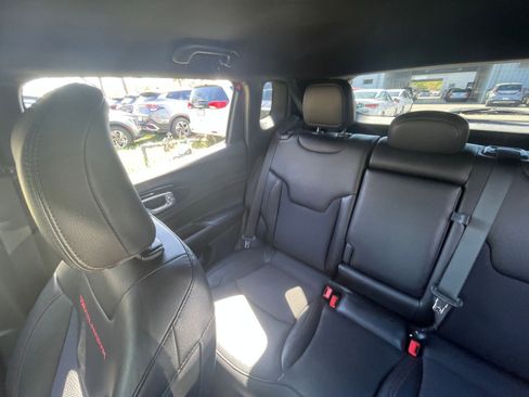 Used 2025 Jeep Compass Trailhawk image 38