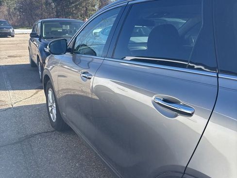 Used 2019 Kia Sorento LX image 8