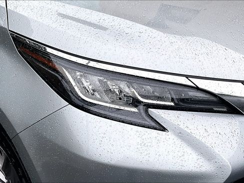 Certified 2023 Toyota Sienna XLE FWD image 28