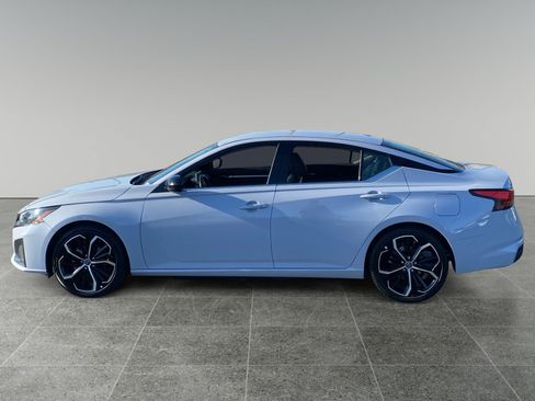 Used 2024 Nissan Altima 2.5 SR FWD image 2