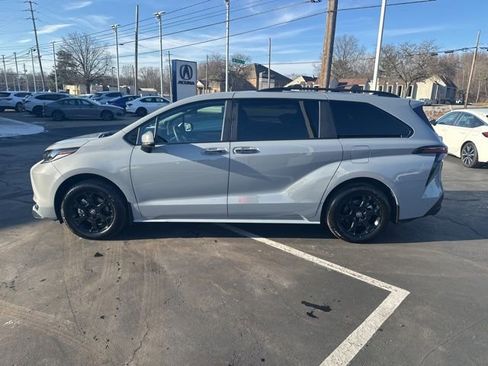 Used 2025 Toyota Sienna XLE Woodland Edition AWD/4WD image 5