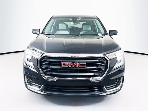 Used 2024 GMC Terrain SLE image 2