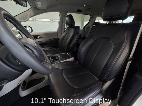 Used 2023 Chrysler Pacifica Touring-L FWD image 13